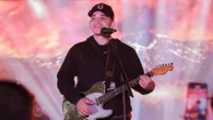João Gomes emociona público ao subir no palco com o filho durante show: 'Presente da minha vida'