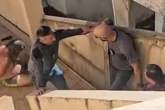 Irmãos são presos por guardar cadáver do pai em casa para continuar recebendo dinheiro