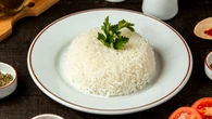 Truque com vinagre deixa o arroz mais soltinho e ainda traz benefícios para a saúde