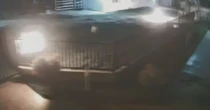 Mulher em chamas pula na piscina após ter o corpo incendiado pelo companheiro