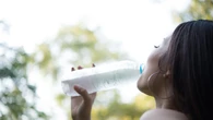 Beber só água com gás faz mal? Saiba o que muda no corpo