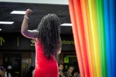 Aeroporto de Salvador recebe drag queens para batalha de lip syncs