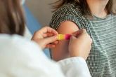 Estudo identifica mais casos de alergia grave à vacina Qdenga e recomenda aplicação apenas em postos de saúde