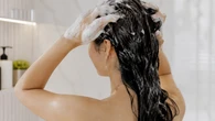 4 regras da lavagem coreana que prometem deixar seu cabelo mais brilhante, forte e saudável