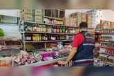 Procon apreende produtos vencidos há quase 2 anos em supermercado