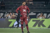 Entre altos e baixos na temporada, Lucas Arcanjo é o goleiro com mais defesas no Brasileirão