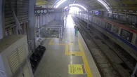 Vídeo mostra momento em que homem cruza trilhos do metrô antes de ser prensado