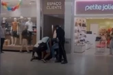 Homem entra em surto e ameaça cliente com faca em shopping de Salvador