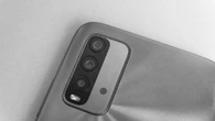 Saiba para que serve esse furinho ao lado da câmera do celular; tem função essencial e pouca gente entende