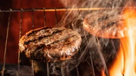 Gelo no hambúrguer? Truque inusitado de chef viraliza e promete carne mais suculenta
