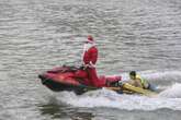 Papai Noel dos bombeiros resgata jovens que faziam stand-up paddle e ficaram à deriva em praia