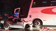 Cinco pessoas morrem após carro bater em ônibus que voltava da Bahia