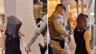 Influenciadora é presa por tentativa de furto em shopping de Salvador e sai de loja com bolsa na cabeça