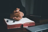 Pastor é preso por abusar de jovens da igreja em sessões espirituais