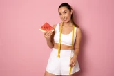 Tiro e queda: 4 alimentos para reduzir o inchaço abdominal