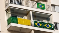 Condomínios ameaçam multar moradores por bandeira do Brasil em varandas; saiba mais