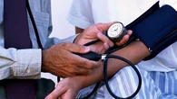 Medir pressão arterial com postura errada pode alterar resultado; veja como fazer
