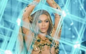 Beyoncé perde calça durante show e passa perrengue no palco; vídeo