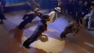 Mistério revelado: veja como Michael Jackson conseguia inclinar o corpo pra frente sem cair