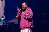 Adam Sandler conduz cerimônia de casamento de Taylor Swift e Travis Kelce em Nova York