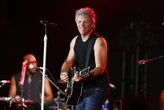 Jon Bon Jovi volta aos palcos após cirurgia e anuncia turnê mundial: 'Estou pronto'