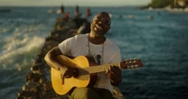 Thiago Thomé lança EP inspirado na paternidade e na Bahia afro-afetiva