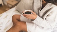 Adeus, insônia: especialista aponta bebida que você deve evitar antes de dormir (e não é o café)