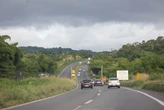 Trecho da BR-324 é interditado após colisão entre duas carretas