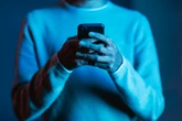 Golpe da 'mão fantasma' invade celular e faz Pix sem a vítima perceber; entenda como funciona