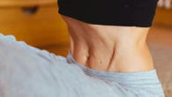 Tanquinho sem dor é possível? Especialista ensina abdominais fáceis de fazer em pé