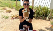 Jovem percorre 1,5 mil km vendendo chocolate na praia para realizar sonho com a Cacau Show; entenda
