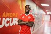 Vitória oficializa a contratação do lateral esquerdo Ramon por empréstimo