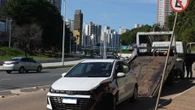 Acidente com quatro veículos deixa poste atravessado na pista do BRT