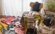 Sua cadeira está lotada de roupas? Saiba o que isso realmente revela sobre você
