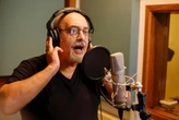 Você conhece o universo dos audiolivros? Veja bastidores das gravações com vozes famosas