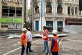 Parte de piso desaba em prédio que pegou fogo no Comércio