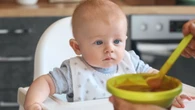 Lista revela os alimentos proibidos para bebês: o que evitar antes dos 2 anos