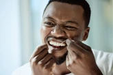 Por que não devemos usar fio dental depois de escovar os dentes?