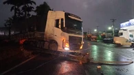 Carreta cruza canteiro e derruba poste causando interdição na BR-242, na Bahia