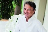 Bilionário brasileiro construiu fortuna do zero, é dono da maior rede de hospitais e se dedica a projetos sociais