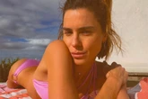 De biquíni cor-de-rosa, Carolina Dieckmann aproveita dia de sol no Rio de Janeiro