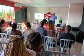 De olho no lucro: ambulantes do Barradão recebem orientação para fortalecer negócios