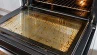 Você sabe para que servem as travas do forno? Função facilita a limpeza do vidro