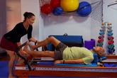 Gilberto Gil surpreende ao mostrar flexibilidade em aula de pilates com Flora Gil na Bahia