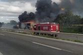 Carreta pega fogo, provoca interdição e causa engarrafamento na BR-116