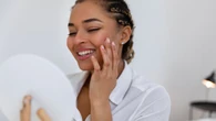 Adeus cravos e espinhas: 5 dicas para deixar sua pele limpa de uma vez por todas