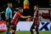 Após vencer o Ba-Vi, Osvaldo responde provocação de atacante do Bahia: 'Não conhece a história'