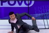 VÍDEO: Apresentador leva tombo ao vivo e entrevistada tem reação curiosa