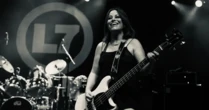 Jennifer Finch, baixista da banda L7, morre aos 59 anos após luta contra câncer no cérebro