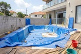 Piscina prometida não foi entregue? Morador de condomínio pode processar construtora sozinho, decide STJ